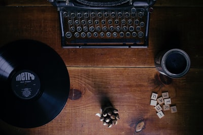黑色地铁黑胶唱片旁的黑色打字机